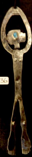 " gelobt seist Du" modifizierter Silberlöffel mit blauem Opalauge(mistöhr). Die Verwendung von 800-er Silber (statt 925 Sterlingsilber) führt  zu gewollt farbigen Oxidationsspuren.