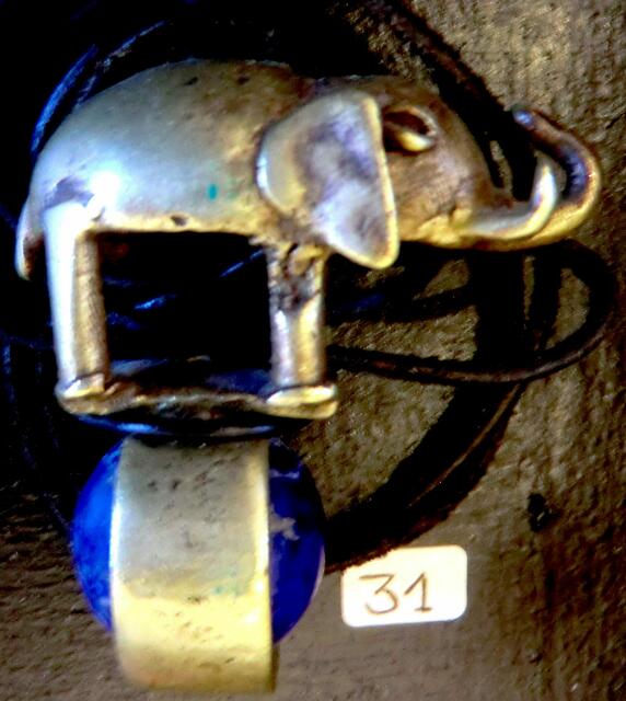 Elefant aus  Gelbguss (Schwurring der Senufo von der Elfenbeinküste) mit Lapislazulikugel zum Anhänger verändert