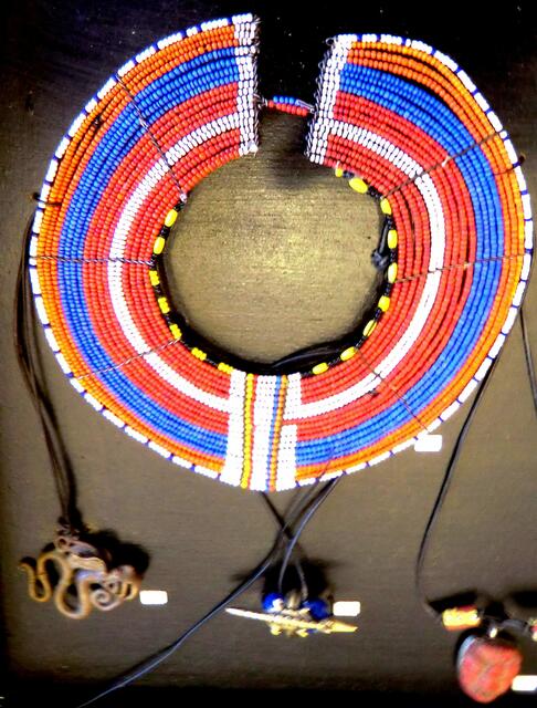 Samburu- Brutscheiben und Ohrgehänge Borneo