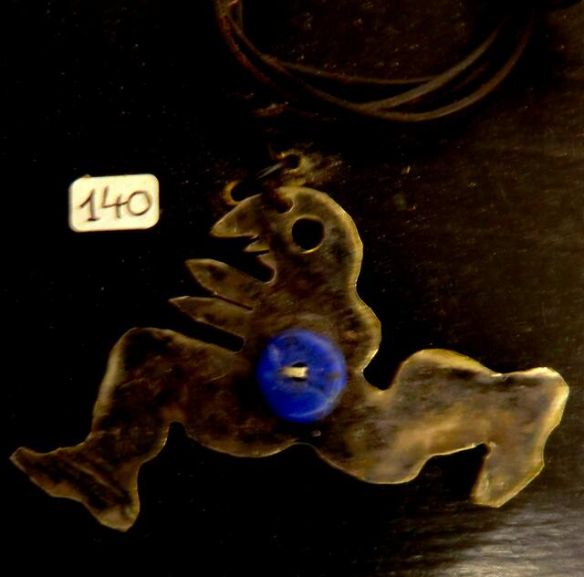 "Immer läuft sie davon"(mistöhr). Die Verwendung von 800-er Silber (statt 925 Sterlingsilber) führt  zu gewollt farbigen Oxidationsspuren. Lapislazulirädchen appliziert