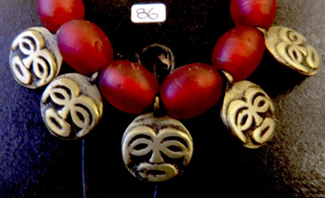 Gelgussmasken und alte Glasperlen aus Assam