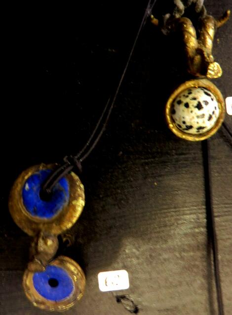 zwei Schwurringe der Bobo mit Büffel und Antilope und eingefügtem Lapislazuli und Dalmatinerjaspis