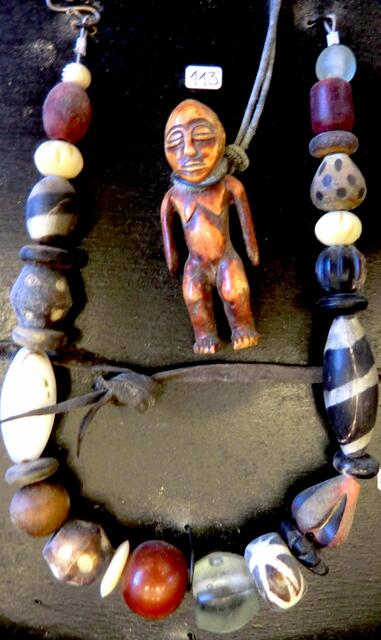 Steinperlen, Bernstein, geschliffenes Glas und Elfenbeinfigürchen aus dem Kongo