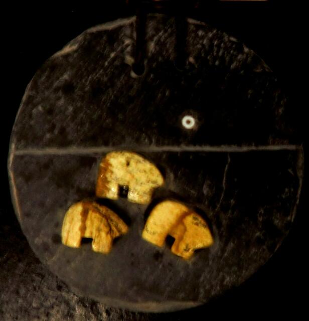 "drei Eisbären vor Mittwintersonne"  Schiefer und Landschaftsachat (mistöhr)