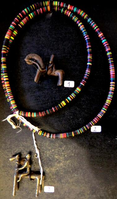 Ketten aus Recyklingmaterial (Bakelit- Plastik, Südafrika) und Gelbgussreiter der Dogon aus Mali und Sao aus dem Tschad