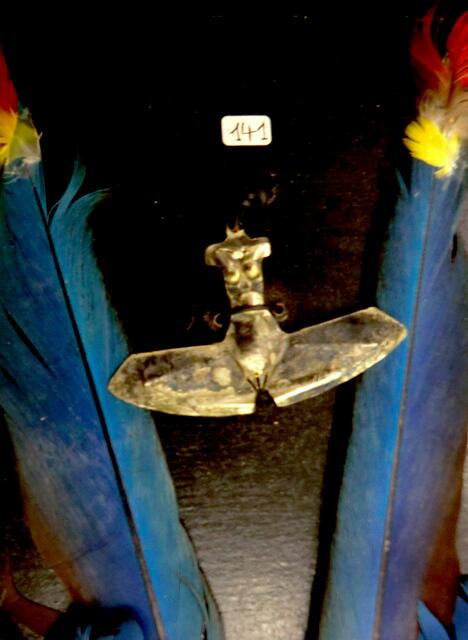 "Joga" - ein indianisches Frauenmesser aus modifiziertem Silberlöffel zwischen Arafedern aus dem Amazonasgebiet