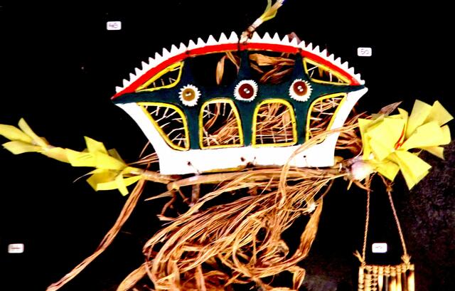 Krone aus Naturmaterial von Neubritannien