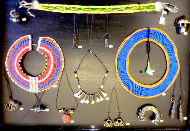 Brustscheiben der Samburu aus Kenia, Ohrgehänge  aus  Borneo