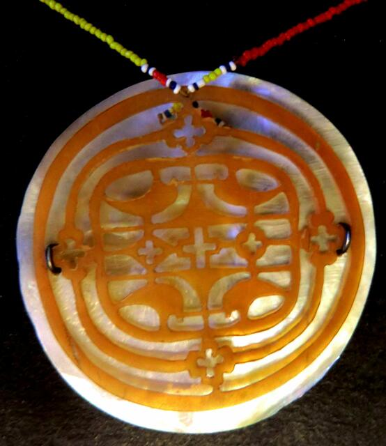 Schildpattscheibe (heraus geschabt mit einem Rattenunterkiefer) auf Muschelscheibe: Neuirland