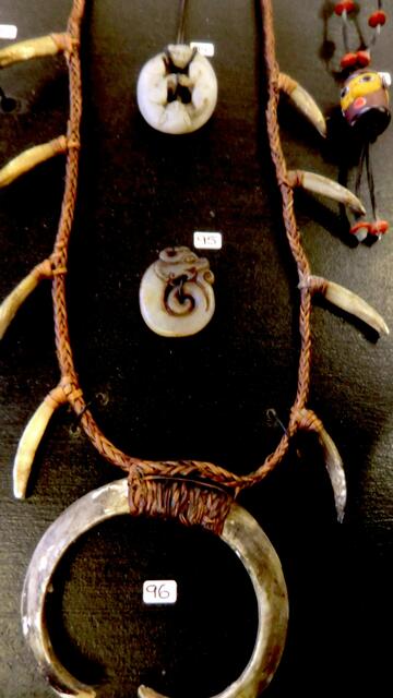 Hunde,- und Schweinezähne aus Papua- Neuguine, Jaspisornamente aus dem China des 10. Jhdts