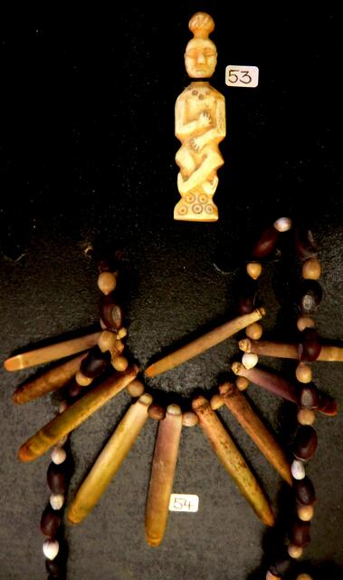 Seeigelstacheln und Grassamen von den Molukken und Idol aus Seelöwenzahn der nordsibirischen Völker