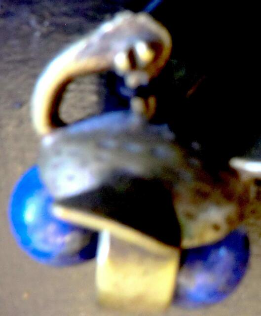 Pelikan aus Gelbguss und  Lapiskugeln