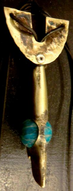 " im Sturzflug" Silberblech und Amazonit (mistöhr). Die Verwendung von 800-er Silber (statt 925 Sterlingsilber) führt  zu gewollt farbigen Oxidationsspuren.
