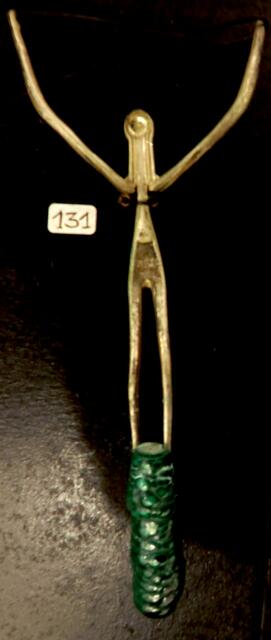 "Säulenheiliger" modifizierte Silbergabel auf Malachittropfen