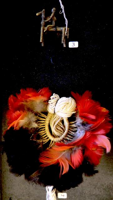 Federschmuck, Rio Madeira und kleines Gelbgussfigürchen der Dogon aus Mali