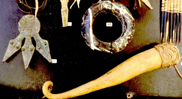 Penishülleaus Irian Jaya, Krokodilanhänger Senufo, Elfenbeinküste und Steinzeitlicher Armring aus Mali