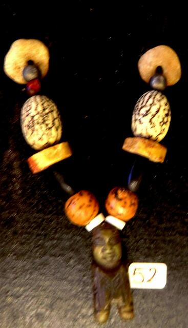 neolithisches Jadeidol und Baumsamen von den Phillipinen