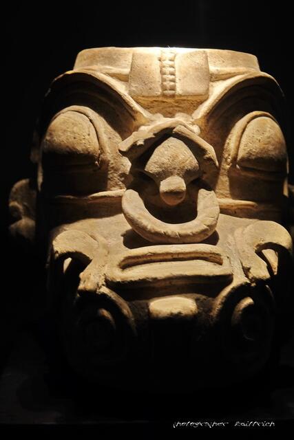 Schuhgefäß für zeremonielle Zwecke mit Monstermaske, Kultur Jama Coaque, Ecuador, ca. 400 n. Christi