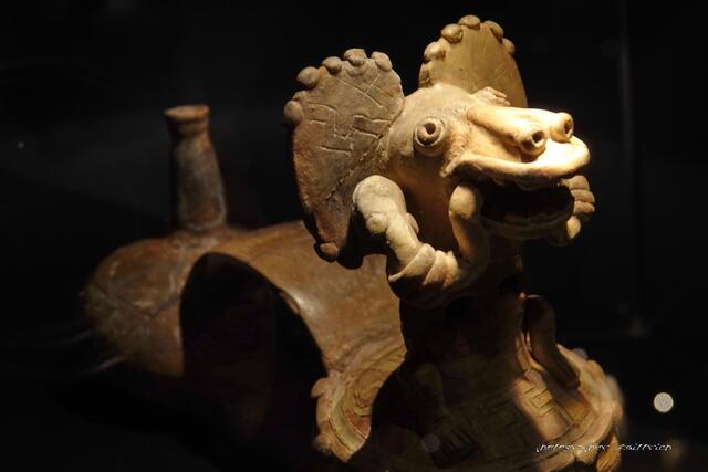 Bahia-Doppel-Pfeifgefäß mit Drachenmonster, Kultur Bahia  de Caraquez, Pazifikküste Ecuador, ca. 2000 Jahre alt.