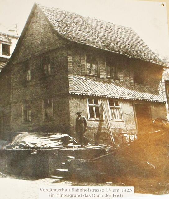 Der Vorgängerbau des Hauses in der Bahnhofstraße 14 etwa 1923.