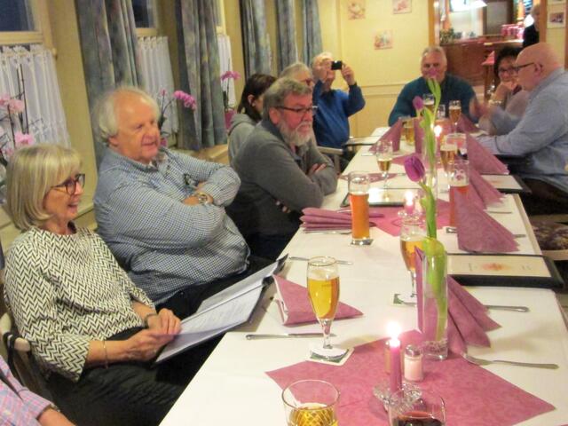 An der Tafel im Gasthaus Zur Sonne von links vorne Friederike und Karl-Heinz Töpfer sowie Horst Becker.