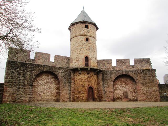 Die alte Stadtmauer am Hexenturm.