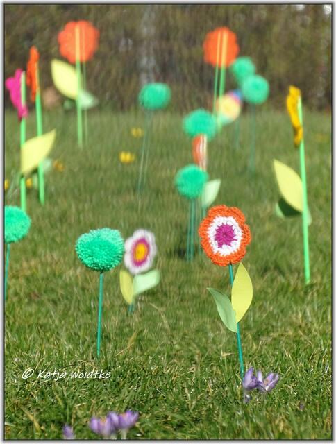 "Frühlingserwachen" mit Pompons und gehäkelten Blumen - Streetart in Linden (Foto: Katja Woidtke)