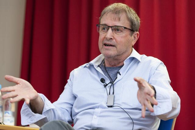 Prof. Dr. Haim Omer sprach unter anderem über die wichtige Ankerfunktion der Eltern und Lehrer. Von seinen eindrücklichen Erfahrungen profitieren die Teilnehmer der Tagung für ihre Praxis. | Foto: Carsten Unger