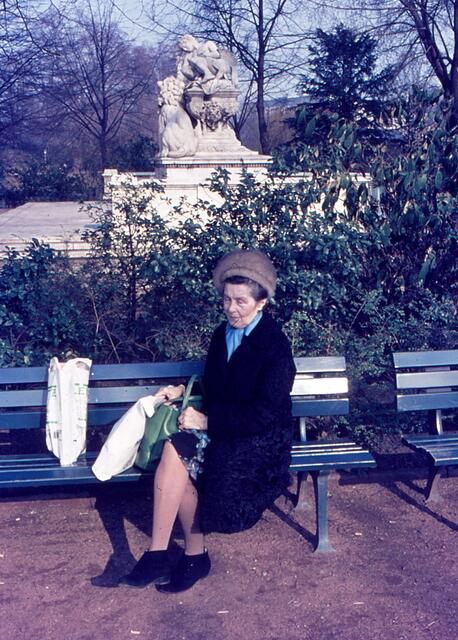 Mutter imm Februar 1972 im Hofgarten in Düsseldorf