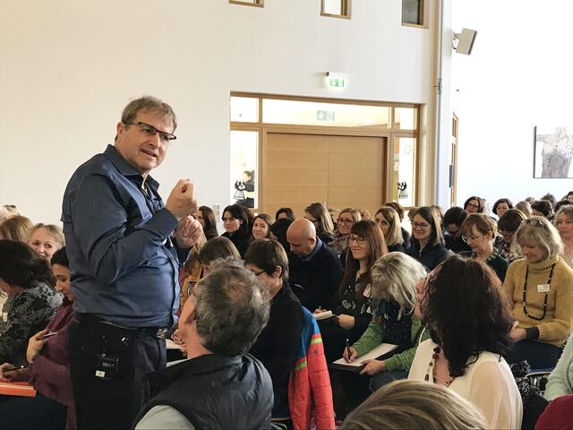 Prof. Dr. Haim Omer reiste extra aus Tel Aviv an und zog die TeilnehmerInnen bereits bei der dritten Tagung in Hochzoll in seinen Bann.
