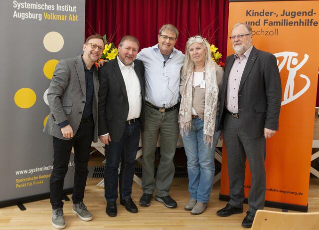 Schon zum dritten Mal holten sie Prof. Dr. Haim Omer (Mitte) nach Augsburg: Carsten Unger (stv. Leiter der Kinder-, Jugend- und Familienhilfe Hochzoll), Volkmar Abt und Ingrid Müller (Systemisches Institut) und Wilhelm Klostermair (Vorstand Trägerverein Kath. Kinderheim Augsburg-Hochzoll e.V.) | Foto: Carsten Unger