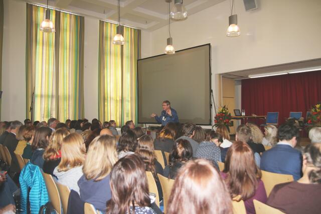 Der Pfarrsaal von Heilig Geist war gut gefüllt bei der erneut ausgebuchten Veranstaltung mit Prof. Dr. Haim Omer.