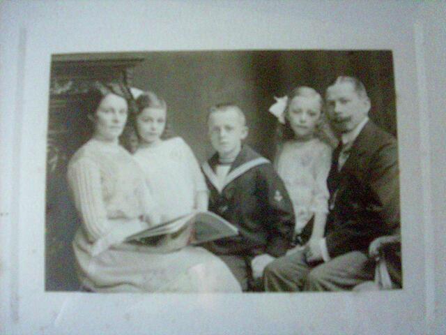 Großelternfamilie Backhaus, von links nach rechts: Großmutter Luise, Erna, Heinz, Melanie, Großvater Heinrich | Foto: Urheber unbekannt, da Bild mehr als 100 Jahre alt