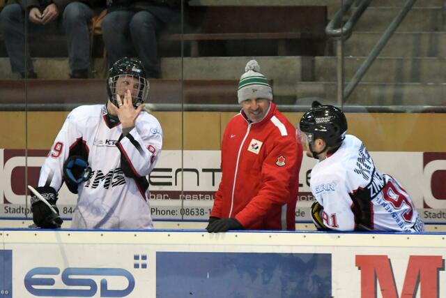 Die Lage ist momentan sehr schwierig, doch Coach Sven Rampf hat seinen Humor noch nicht verloren (im Bild mit v.l.n.r. Lukas Fettinger und Patrick Zimmermann).