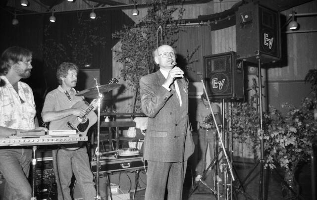 Oberbürgermeister Herbert Schmalstieg beim Tanz in den Mai im Freizeitheim Döhren.