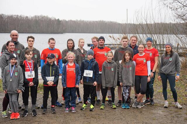 Mit 23 Sportlern am Start in Altwarmbüchen: die Adelheidsdorfer Lauf-AG. ﻿ | Foto: Werner Pauluhn