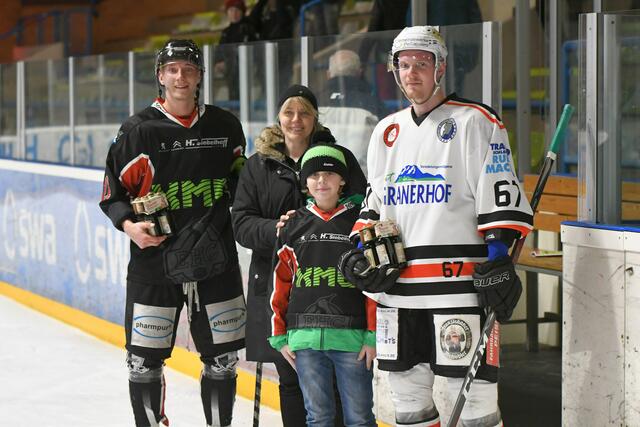 Ralf Rinke (links in schwarz) wurde nach der Partie zum besten Königsbrunner Spieler gewählt