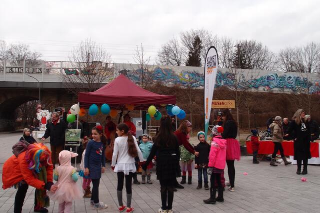 Bunt war es auch mit "Arte y Danza", dem Bücherflohmarkt und MUSENKUSS ( Kulturelle Bildung für München)