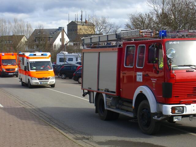 anrückende Feuerwehren und Rettungsdienst