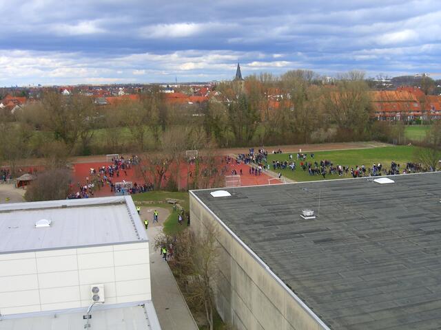 Sammelplatz von "oben" aus dem Korb der Drehleiter