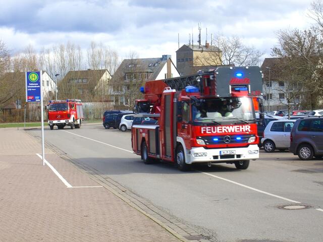 anrückende Drehleiter der Ortsfeuerwehr Pattensen