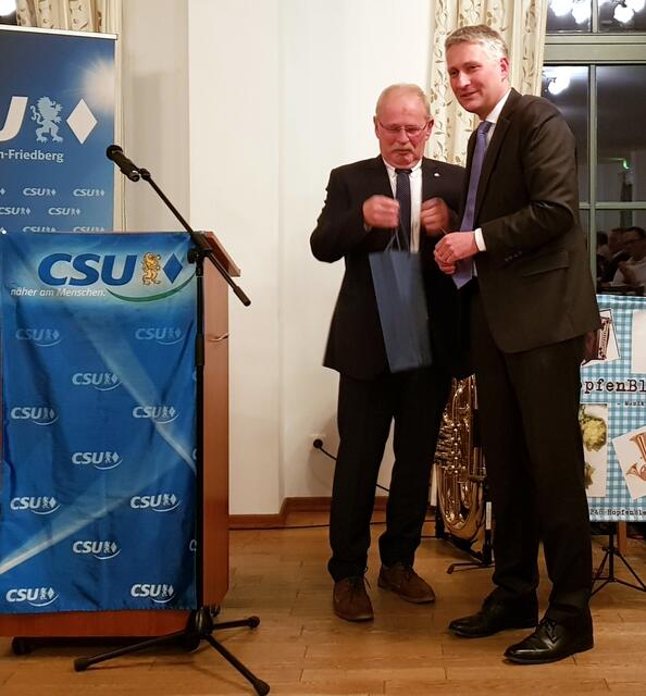 Manfred Losinger überreicht dem Gastredner einen guten Tropfen