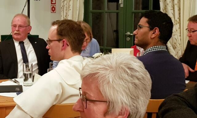 Man sieht das Aschekreuz auf der Stirn vom Stadtverbandsvorsitzenden, das die beiden Patres vor ihm in der Kirche verteilten