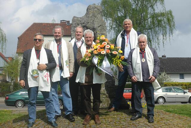 Am Stein des Anstoßes legte die Bruderschaft ein Gesteck nieder. Zum Gedenken an das KZ in Misburg.