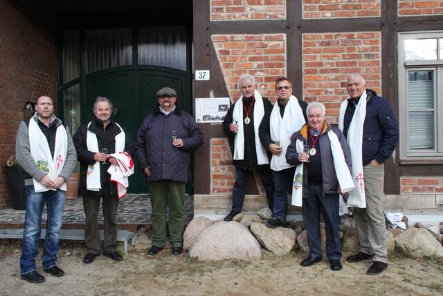 Die Bruderschaft brachte eine Gedenktafel an das sanierte Haus von Klages (heute Richter) an.