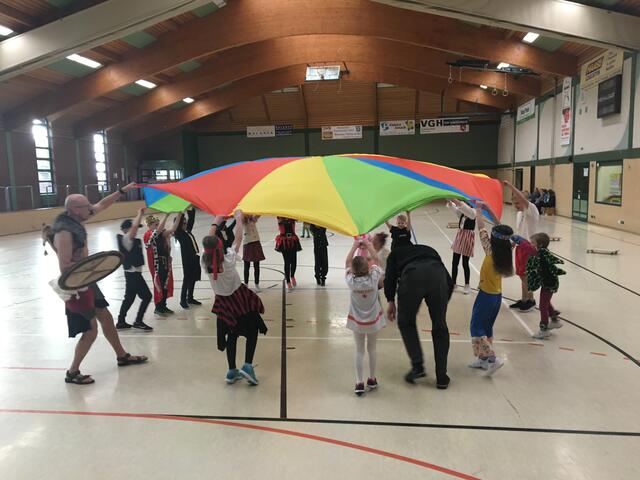 Spiele mit dem Fallschirm