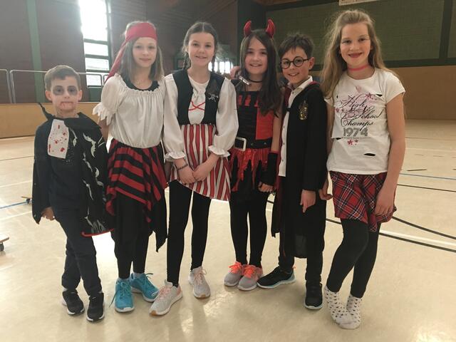 Vampir, Piratinnen, Teufelin, Harry Potter und Punkerin