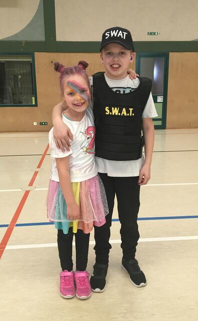 Das Einhorn wird vom S.W.A.T. Bruder bewacht