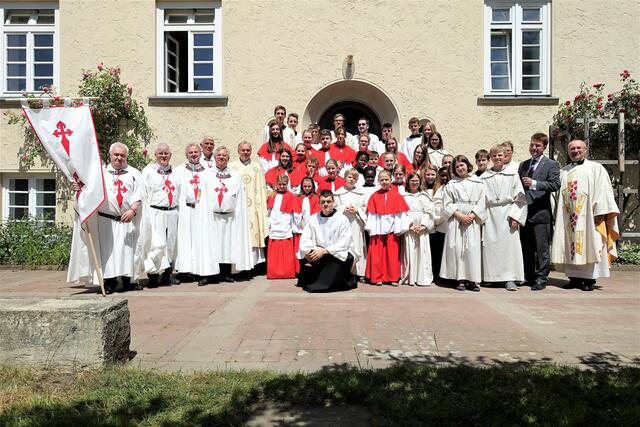Fronleichnamsumzug der Kirchen St. Martin. Hier im Garten von St. Antonius.