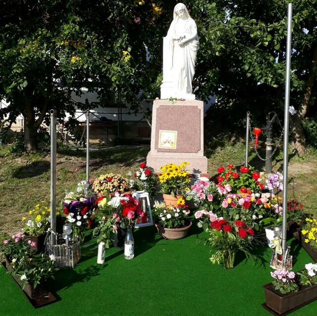 Blumenspenden der PilgerInnen an der Marienstatue
